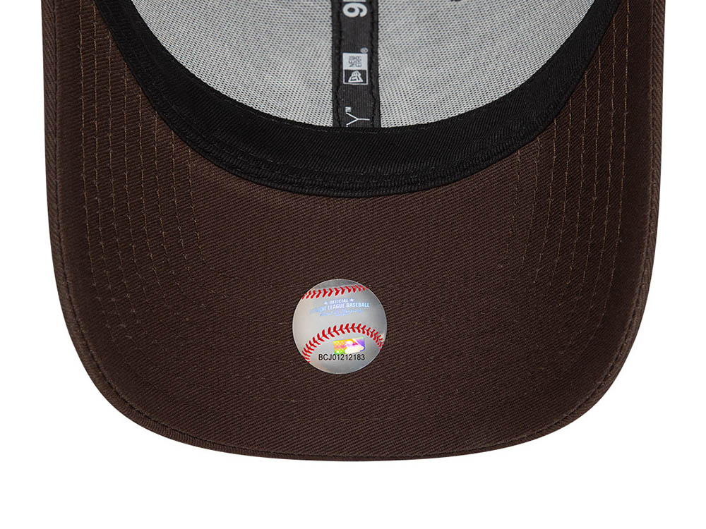 New Era New York Yankees League Essential Dark Brown 9Forty Strapback Cap